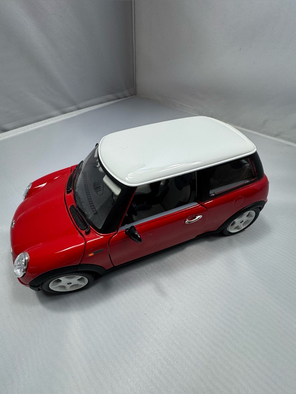 1:18 scale diecast model of a 2001 Mini Cooper by Bburago